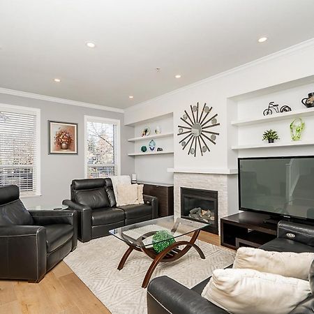 Comfortable And Modern Rowhouse Perfect For Bc Escapade, Air Conditioned Лэнгли Экстерьер фото